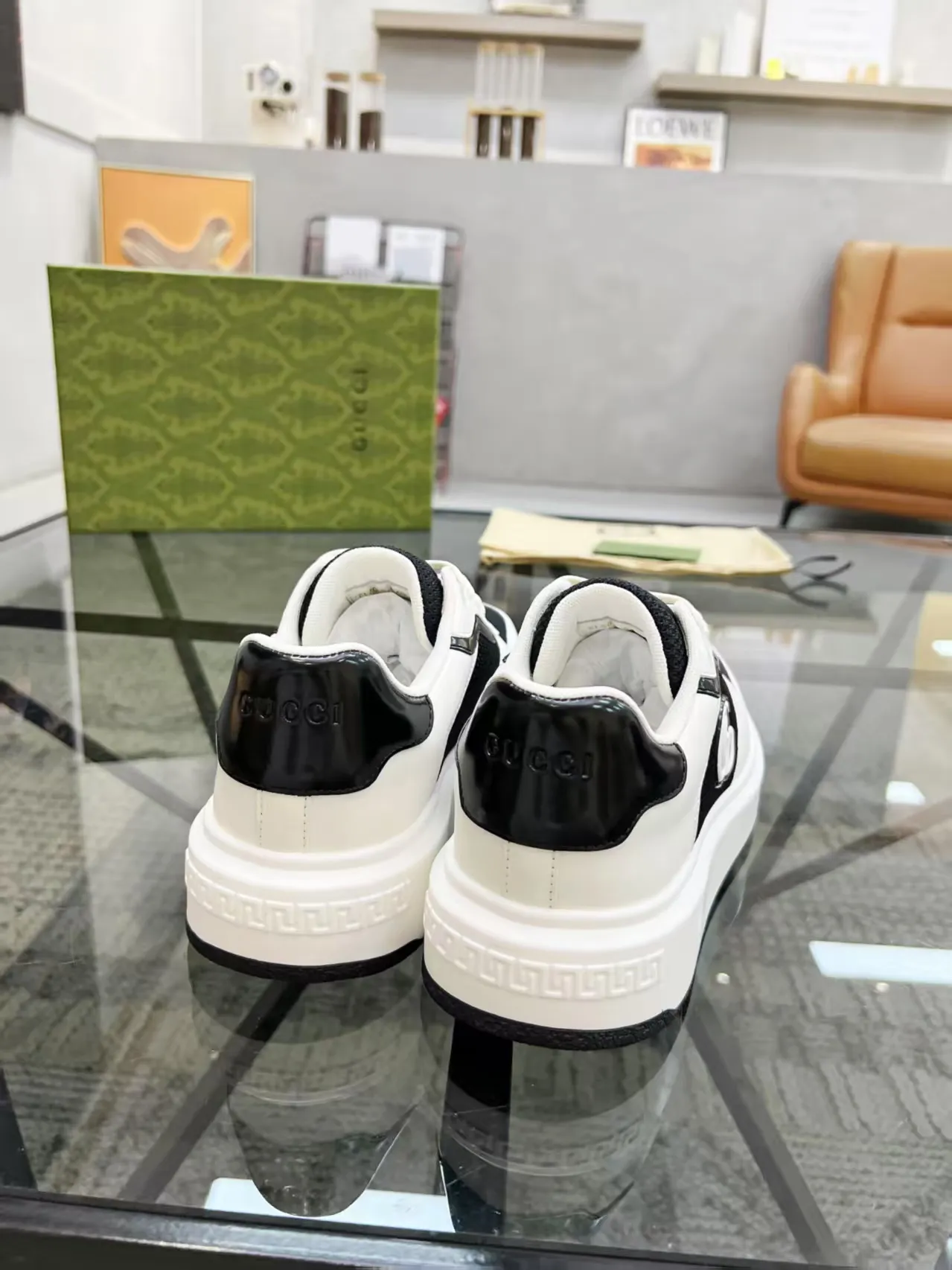 P440 new men's shoes GUCCI [Lightning] latest shoes are shipped. Original quality, fashionable, made of special materials, sheepskin lining, brand new packaging. The foot feels super comfortable and the workmanship is impeccable. Size: 38-45